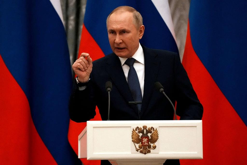 Putin: per il gas pagate in rubli. Mariupol, sequestrato convoglio umanitario