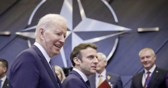 Macron prende le distanze da Biden: “Putin macellaio? Non lo chiamerei così”. E sul presidente Usa bufera pure per la frase sul cambio di regime