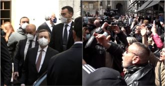 Napoli, Draghi contestato nel rione Sanità: urla e insulti contro il premier. Esposto uno striscione: “Zero soldi agli arsenali, più fondi agli ospedali”