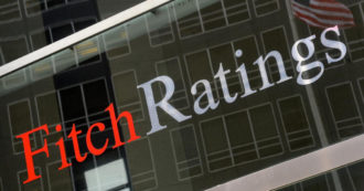 Fiato sospeso per un possibile default russo. Oggi il pagamento di cedole in dollari. Fitch taglia il giudizio di 31 banche