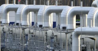 Invasione dell’Ucraina, il piano Ue per ridurre di due terzi in un anno l’import di energia dalla Russia. “Più gas liquefatto, iter veloci per le rinnovabili e stoccaggi pieni al 90% entro ottobre”