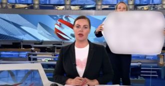 Marina Ovsyannikova, condannata a pagare una multa e rilasciata la giornalista della tv russa che ha esposto un poster contro la guerra