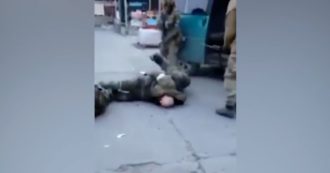 Soldati prigionieri gambizzati da militari con l’uniforme ucraina. Il video choc e le accuse